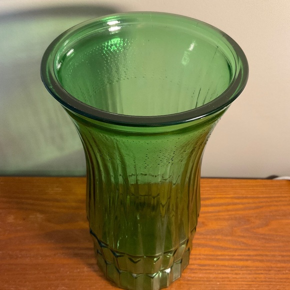 Vintage E.O. Brody Company Ribbed Green Glass Flower Vase 9.5” - Picture 6 of 16